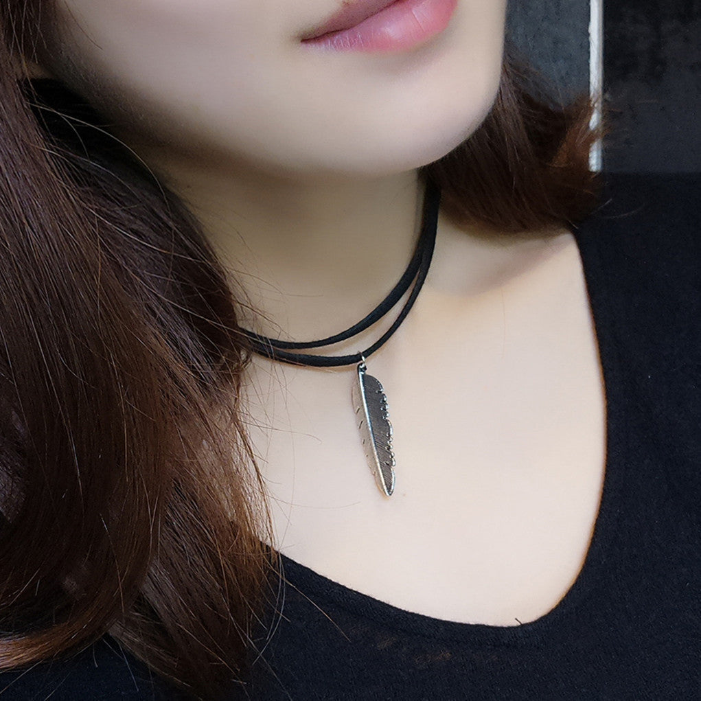Cool Metal Feather Tassels Short Necklace